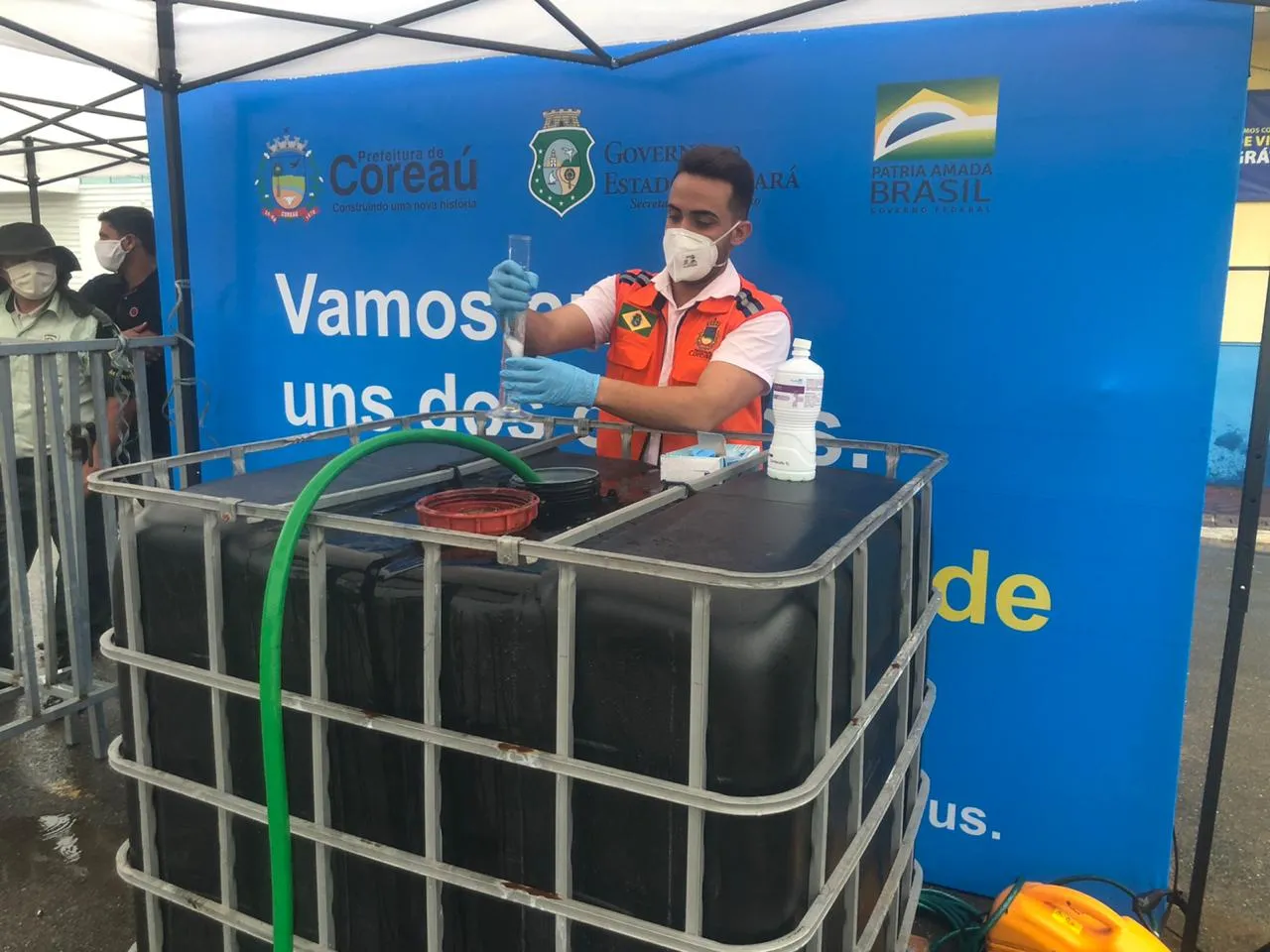O produto utilizado é uma mistura de água e sabonete líquido, a base de glicerina