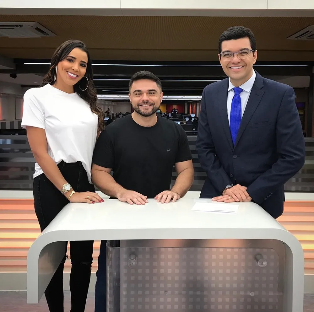 Niara Meireles e Daniel Viana ao lado do jornalista Luiz Esteves na redação do Sistema Verdes Mares