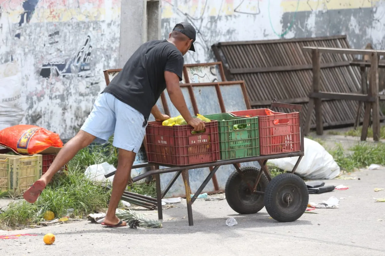 Uma feira que estava sendo realizada na rua Estudante Jucá, no bairro Itaperi, na manhã desta sexta-feira (8)