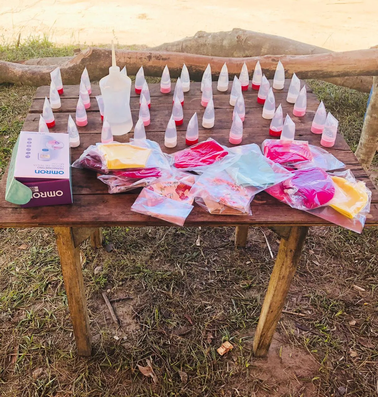 A equipe distribuiu álcool em gel, máscaras de tecido e aferiu a temperatura corporal e saturação de oxigênio no sangue dos presentes. 