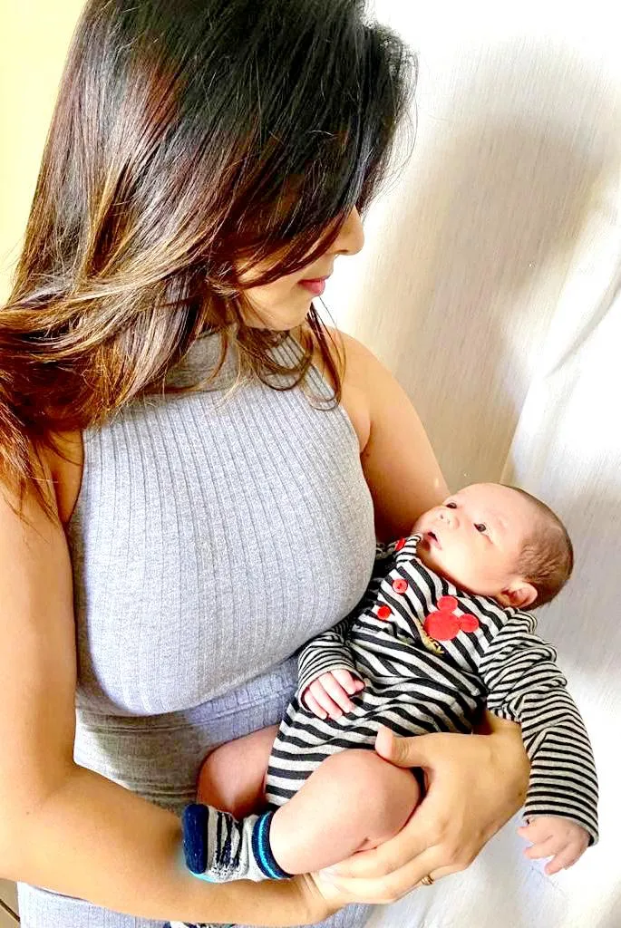 Danelina cuida do filho e aguarda o momento oportuno para apresentar o pequeno ao restante da família.