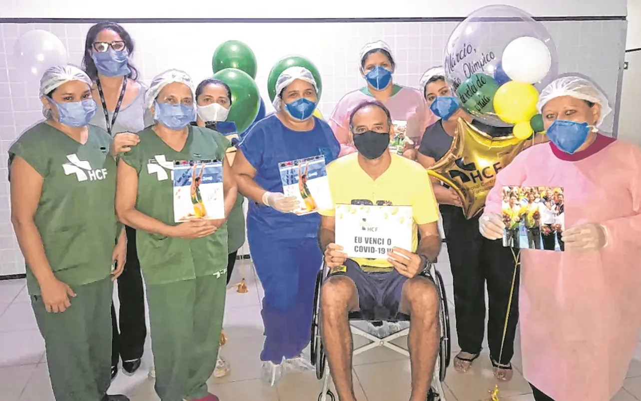 Após receber alta na quarta-feira, Márcio agradeceu aos profissionais de saúde, gravando um vídeo ao lado deles