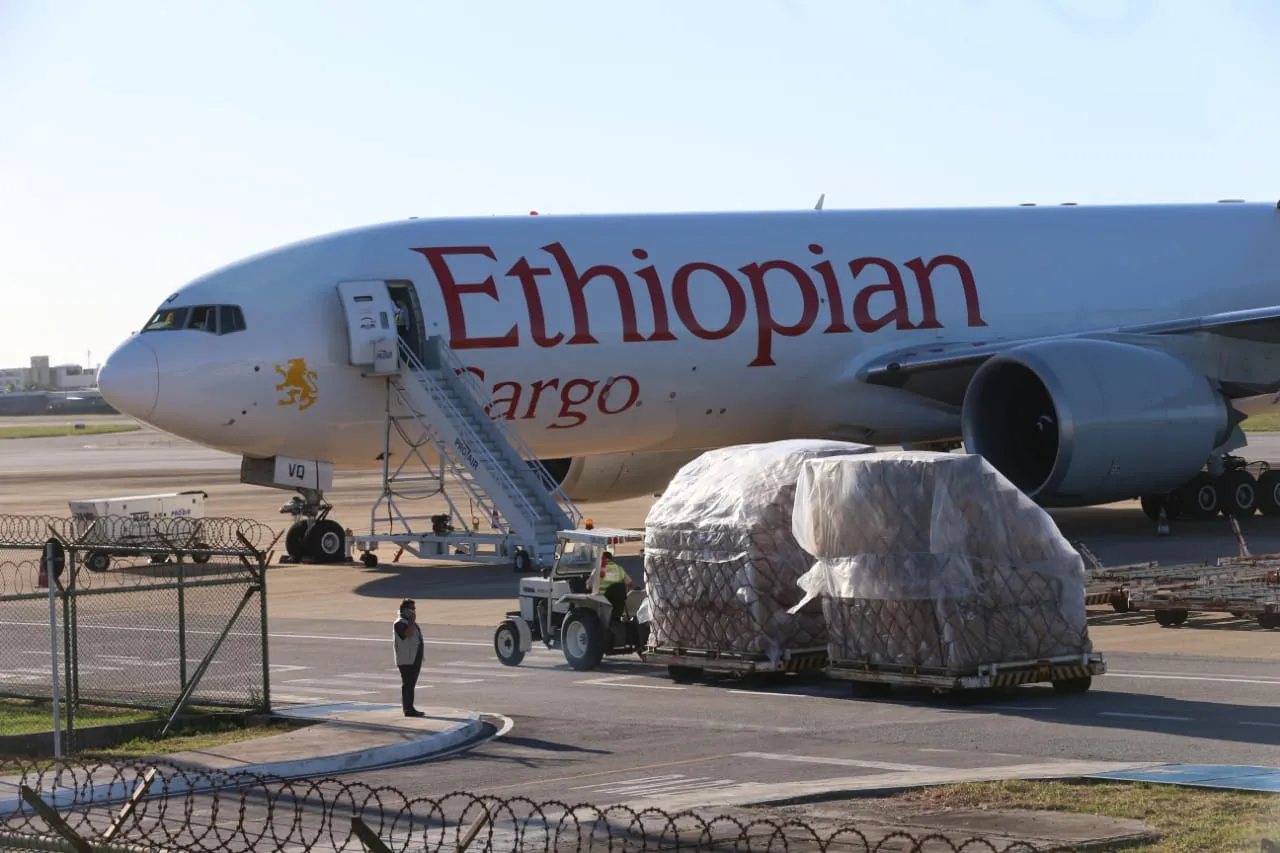 Aeronave aterrissou em Fortaleza trazendo mais de 100 toneladas de material hospitalar para abastecer a rede pública de saúde e profissionais da linhas de frente no combate à Covid-19.