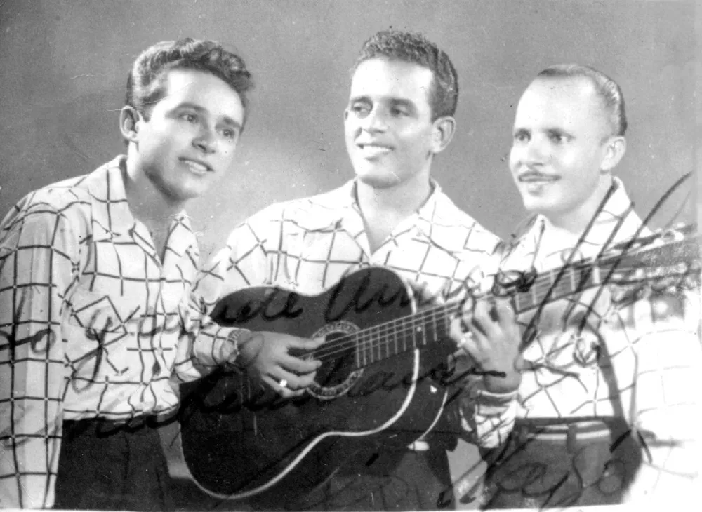 Evaldo ajudou a fundar o Trio Nagô, grupo com o qual trilhou um amplo circuito de shows.