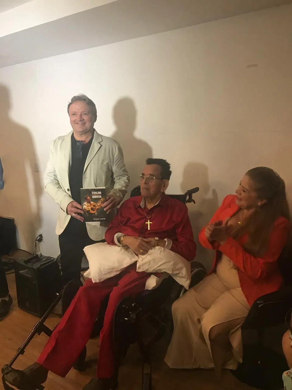 O biógrafo Ulysses Gaspar com  o compositor e esposa, Liduina Lessa, no lançamento do livro 