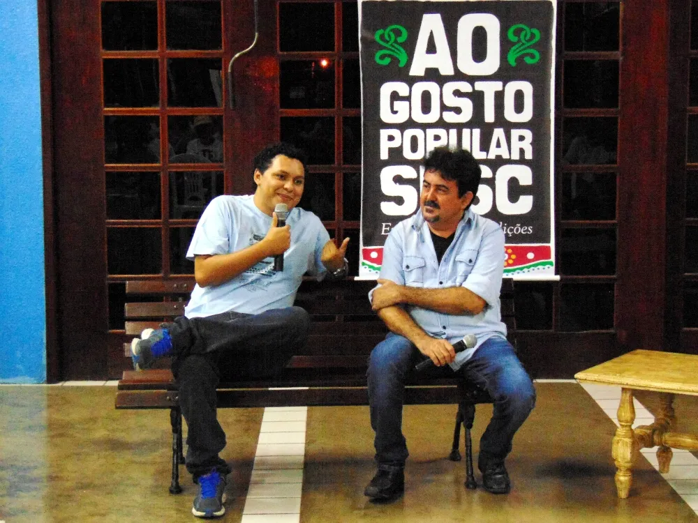 Arievaldo Vianna em companhia do escritor Bruno Paulino durante divulgação do livro 