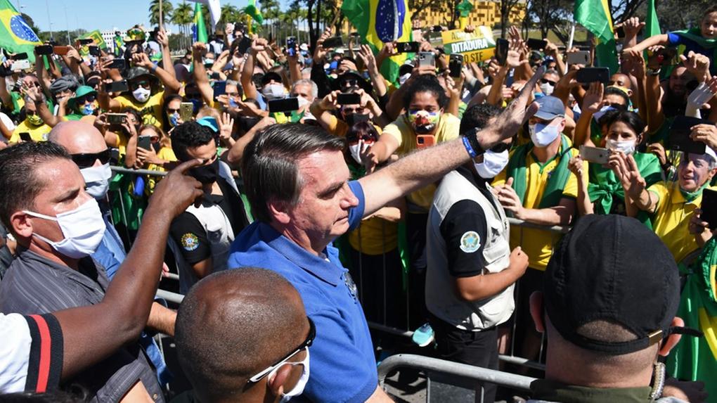 Fotografia do presidente Jair Bolsonaro com manifestantes