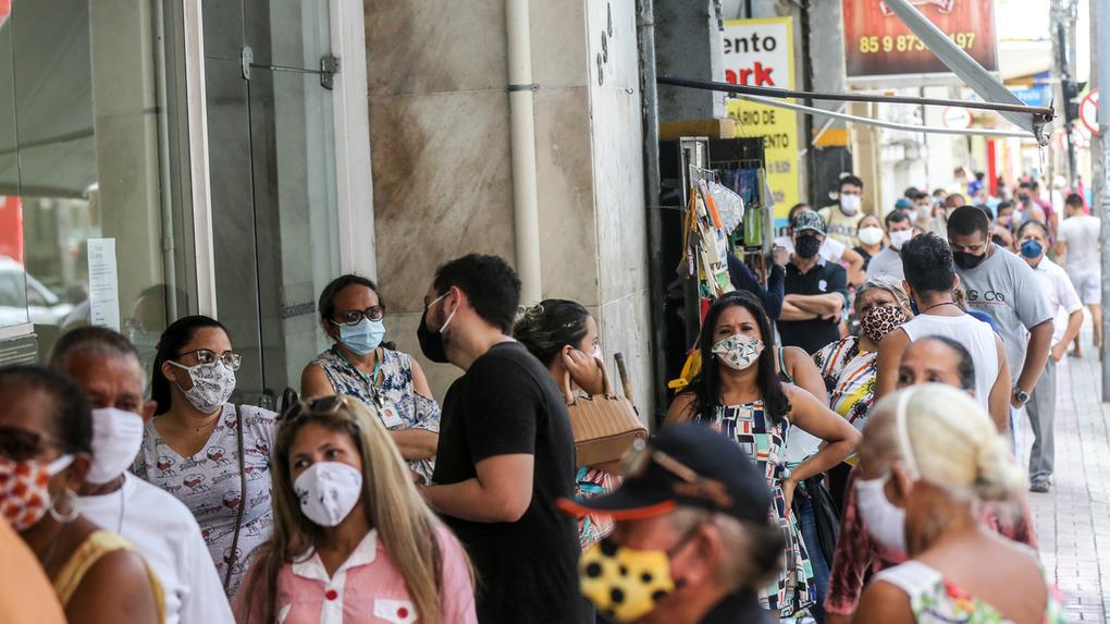 Fila de pessoas no Centro de Fortaleza de máscara devido ao novo coronavírus