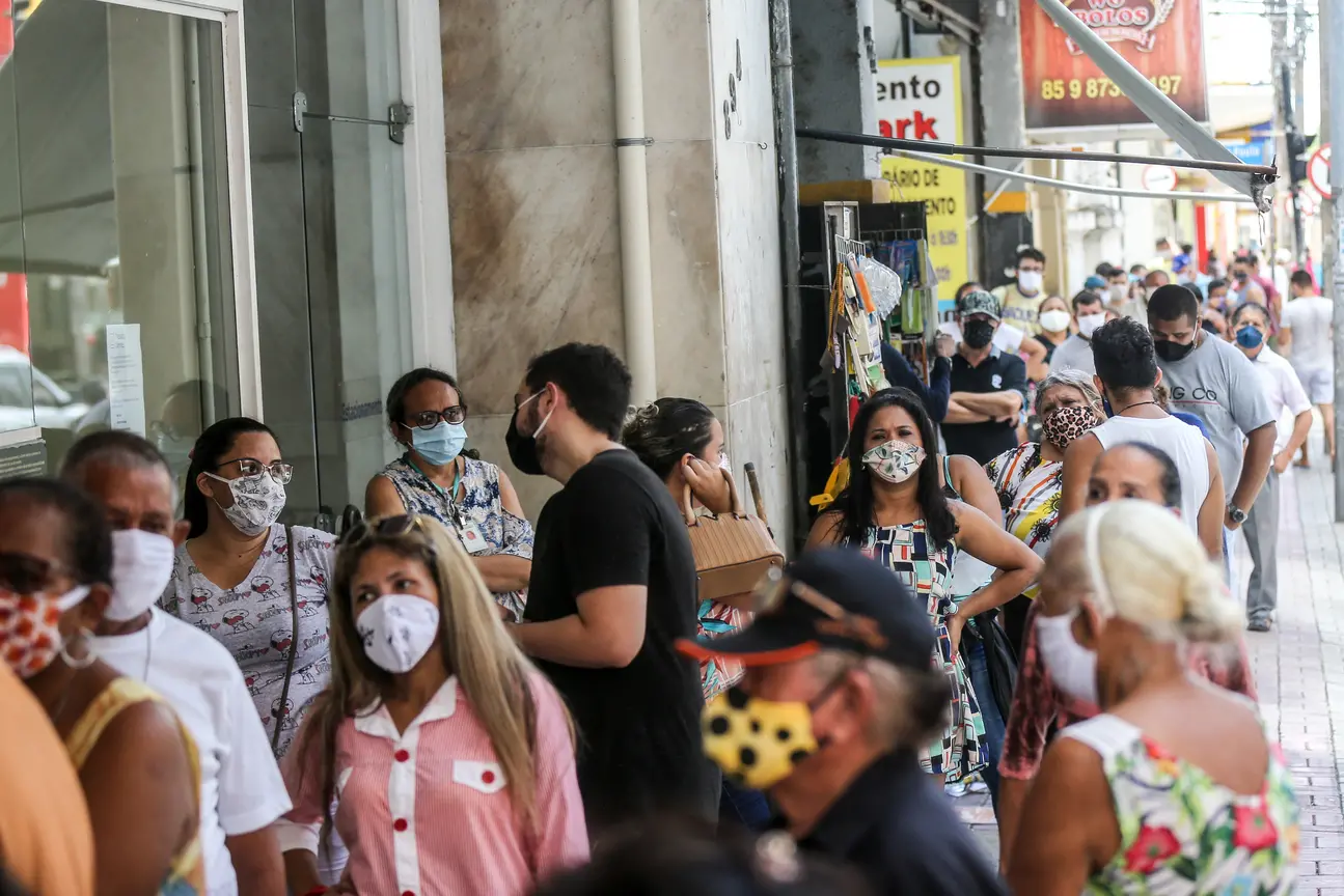 Fila de pessoas no Centro de Fortaleza de máscara devido ao novo coronavírus