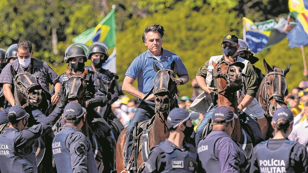 Bolsonaro usa helicóptero e anda a cavalo em protesto em Brasília - Política - Diário do Nordeste