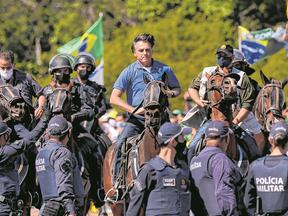 Jair Bolsonaro anda em cavalo
