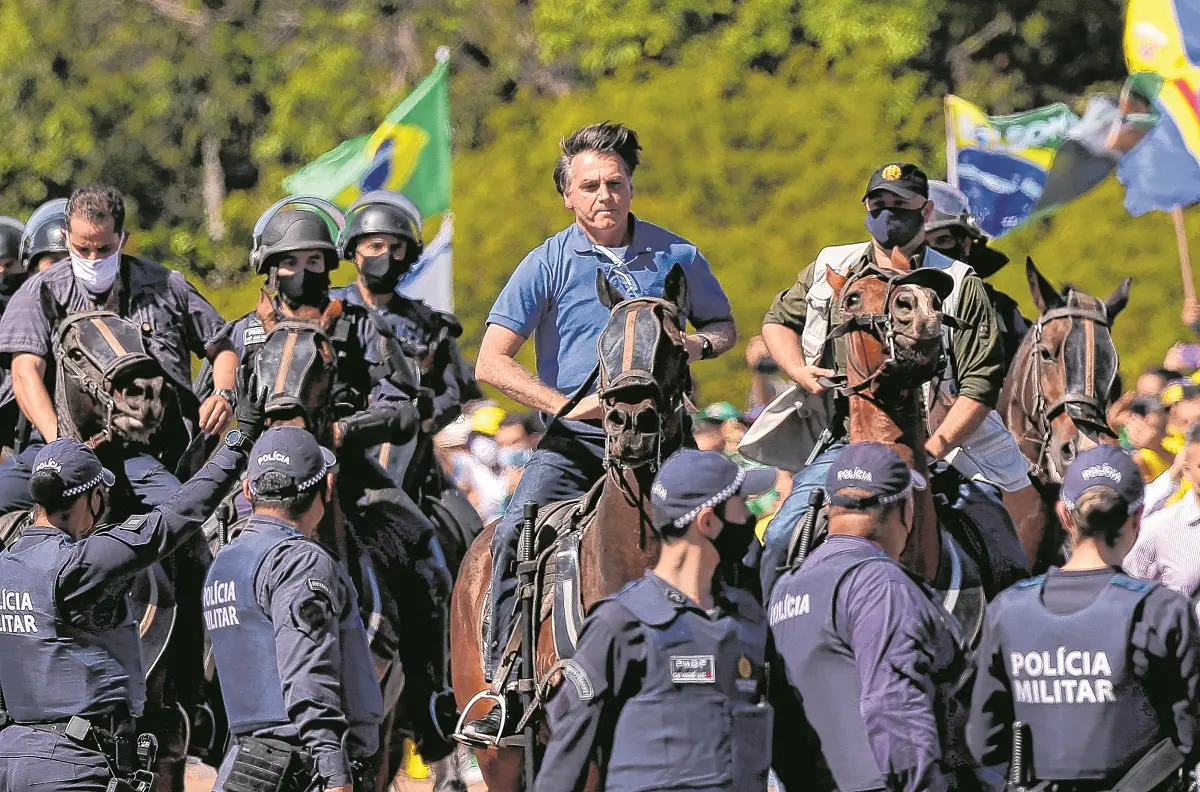 Jair Bolsonaro anda em cavalo