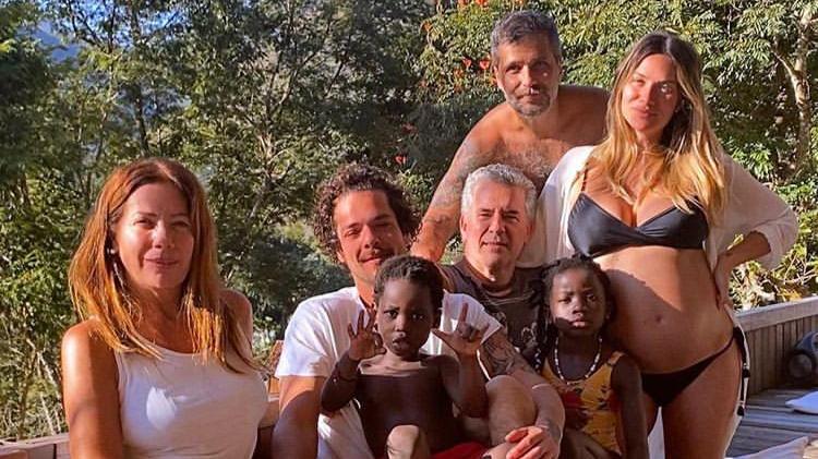 Esta é uma imagem de Giovanna Ewbank com a família na quarentena