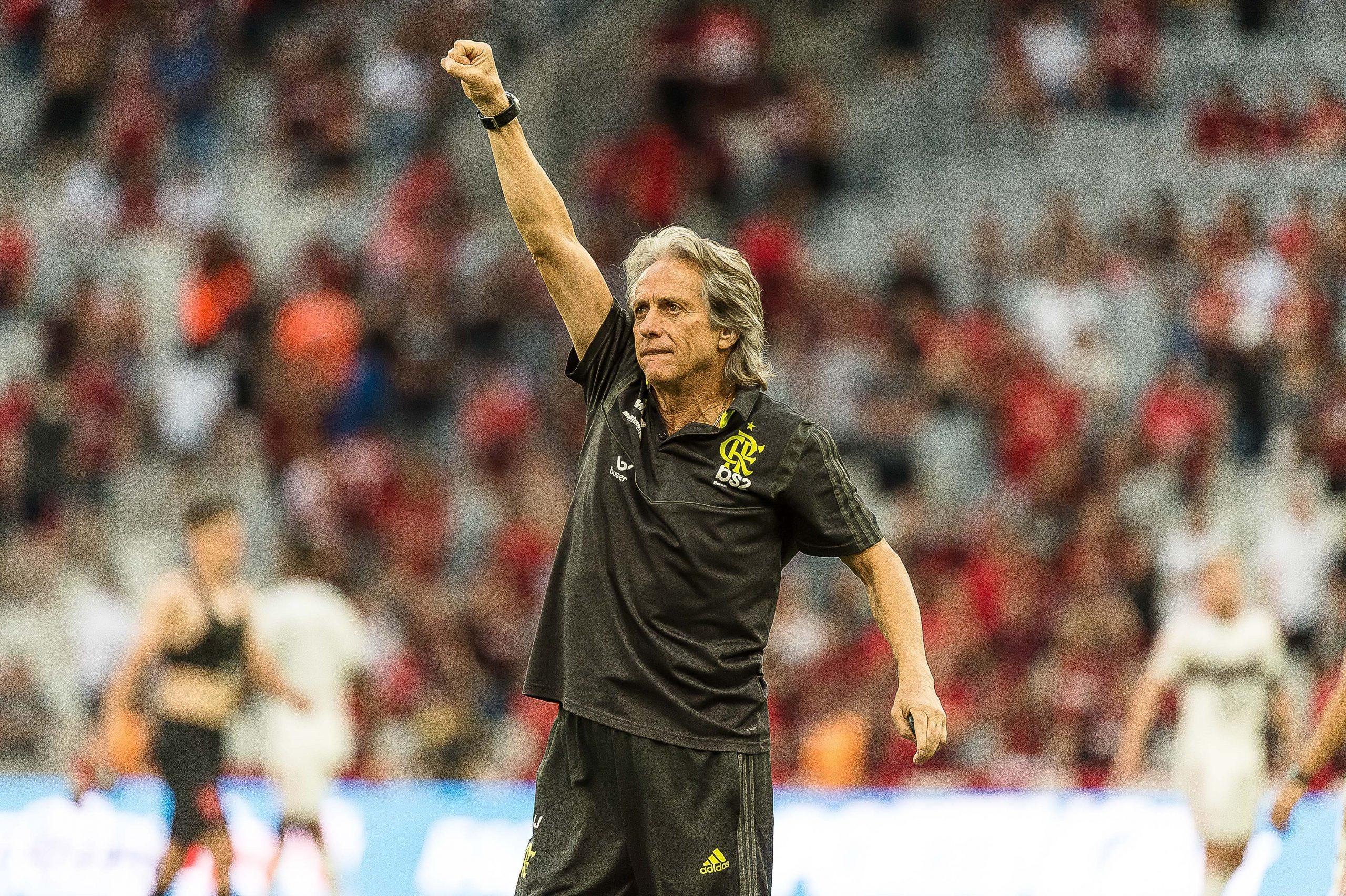 Jorge Jesus, então treinador do Flamengo, com o braço levantado em comemoração