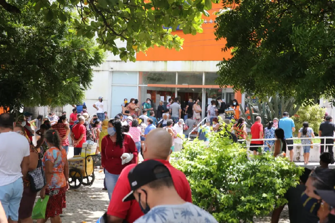 Aglomerações em Caucaia em primeiro dia de medidas mais rígidas.