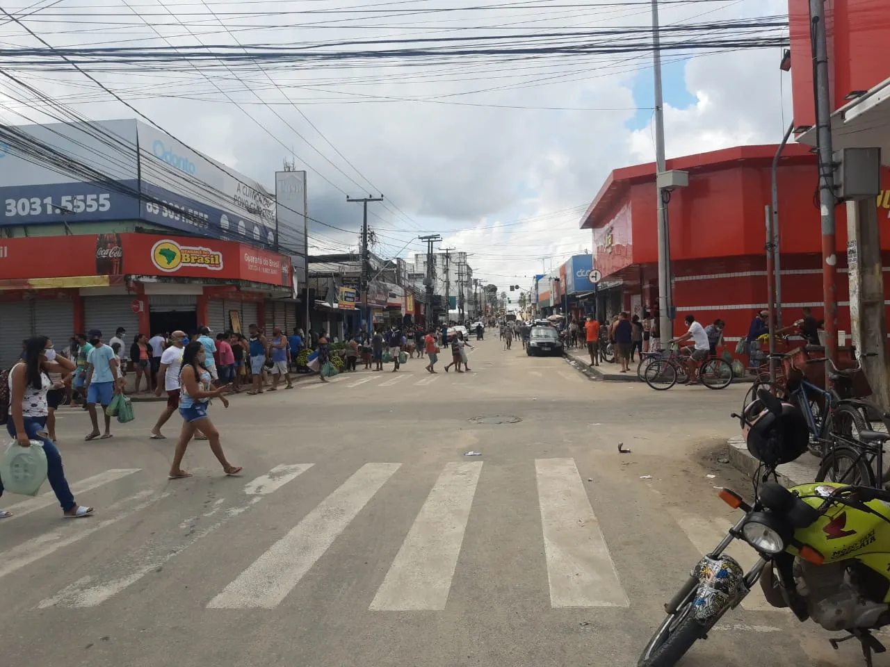 A Prefeitura informou que montou 10 tendas na Rua Juaci Sampaio Pontes, no Centro da cidade, onde ficam localizadas as agências do Banco do Brasil e Caixa Econômica Federal.