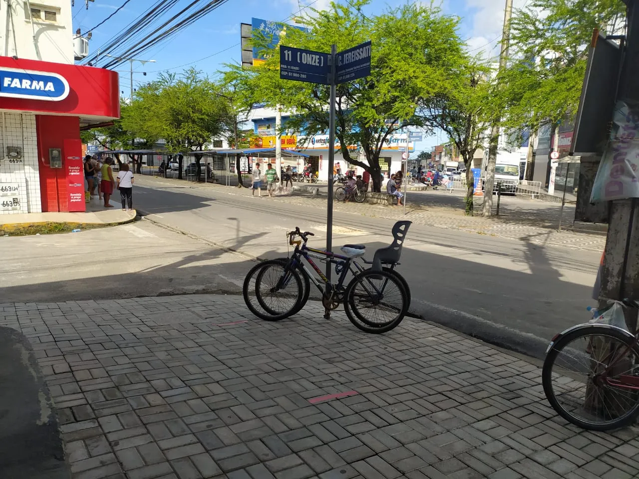 No bairro Jereissati I, em Maracanaú, pessoas foram flagradas em bancos públicos, desrespeitando o isolamento social mais rígido, decretado pela Prefeitura.