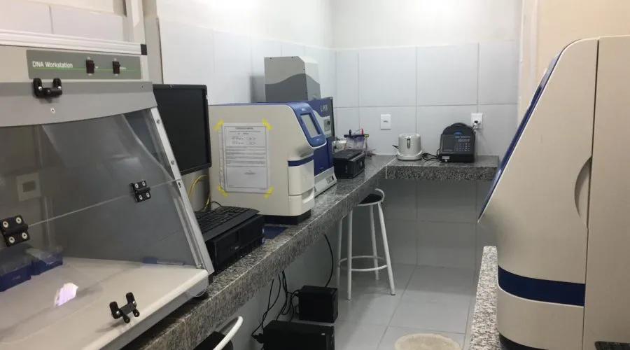 A previsão é que o laboratório funcione de segunda a sábado, das 8h às 20h, sem pausas. Nos domingos, o ambiente passará por limpeza e desinfecção.