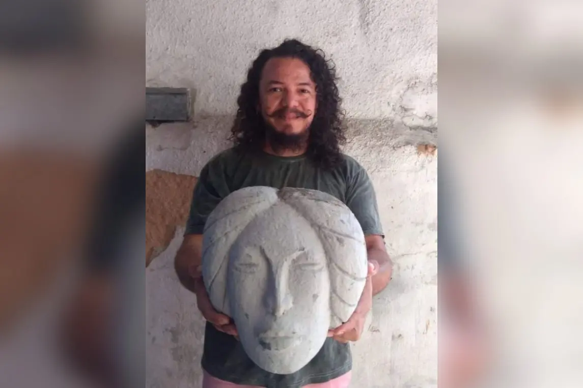 O professor José Viana conseguiu resgatar os pedaços destruídos da obra Mulher Rendeira