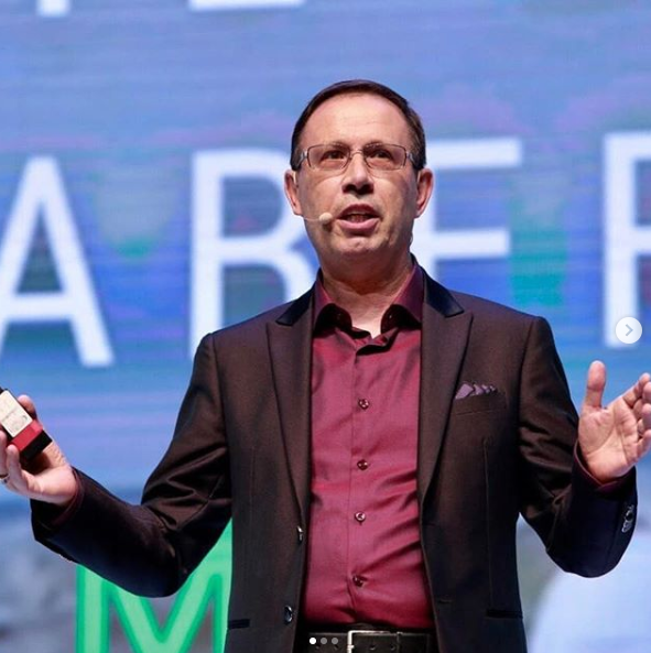 Empresário Carlos Wizard é o fundador da rede Wizard de escolas de inglês