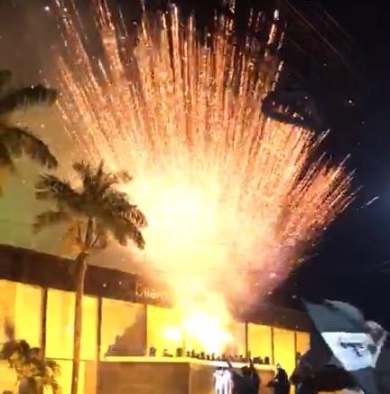 Fogos de artifícios foram acesos em vários pontos da cidade, em especial na sede do Ceará, na Av. João Pessoa