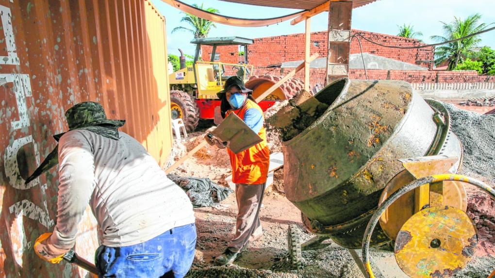 Operários da construção civil trabalham no contexto da retomada das atividades econômicas após medidas de isolamento social