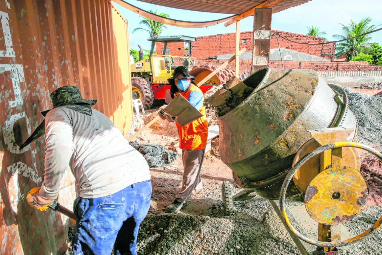 Operários da construção civil trabalham no contexto da retomada das atividades econômicas após medidas de isolamento social