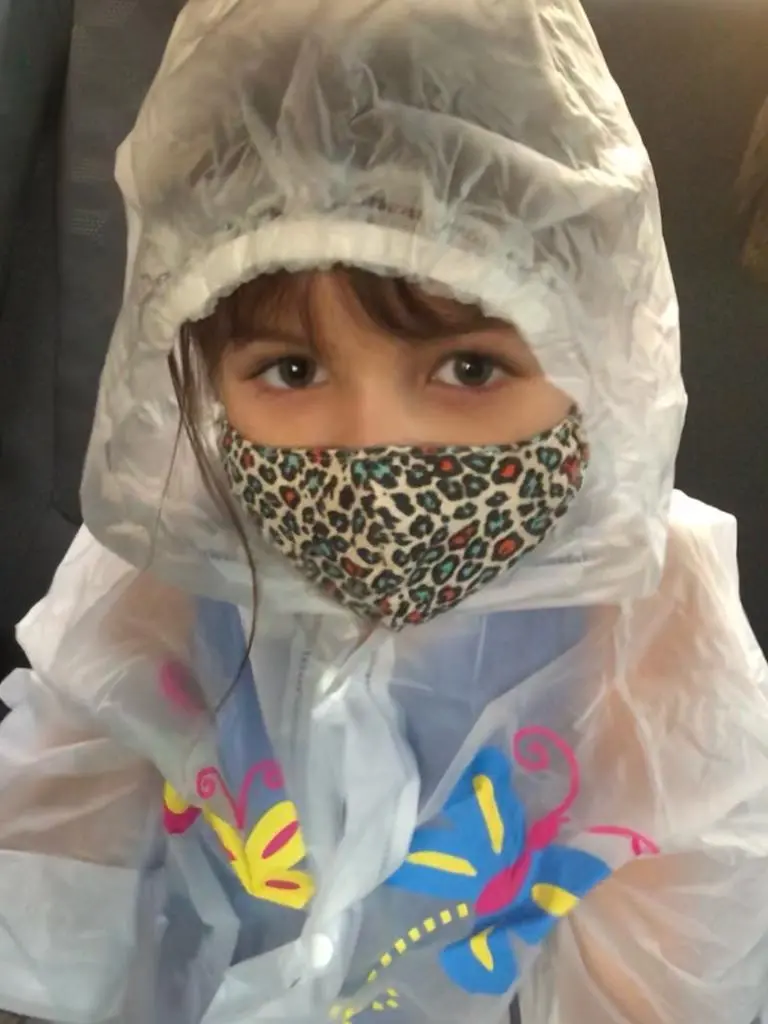 foto mostra criança com máscara