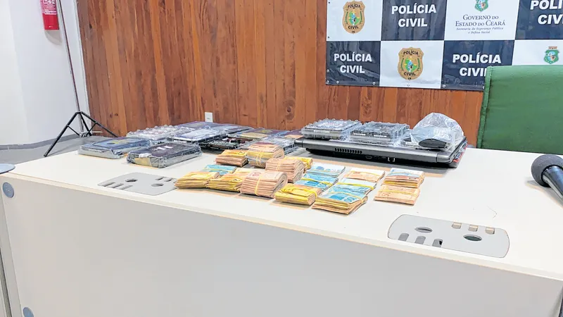 A Polícia Civil apreendeu, ontem, computadores e R$ 17 mil em espécie