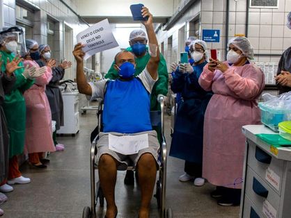 Paciente Mário Barbosa deixa hospital em Fortaleza, recuperado e ciente da gravidade da doença. No interior, muita gente já repetiu a cena
