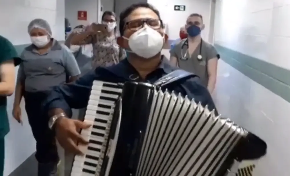 Sanfoneiro fez todo mundo se animar no hospital