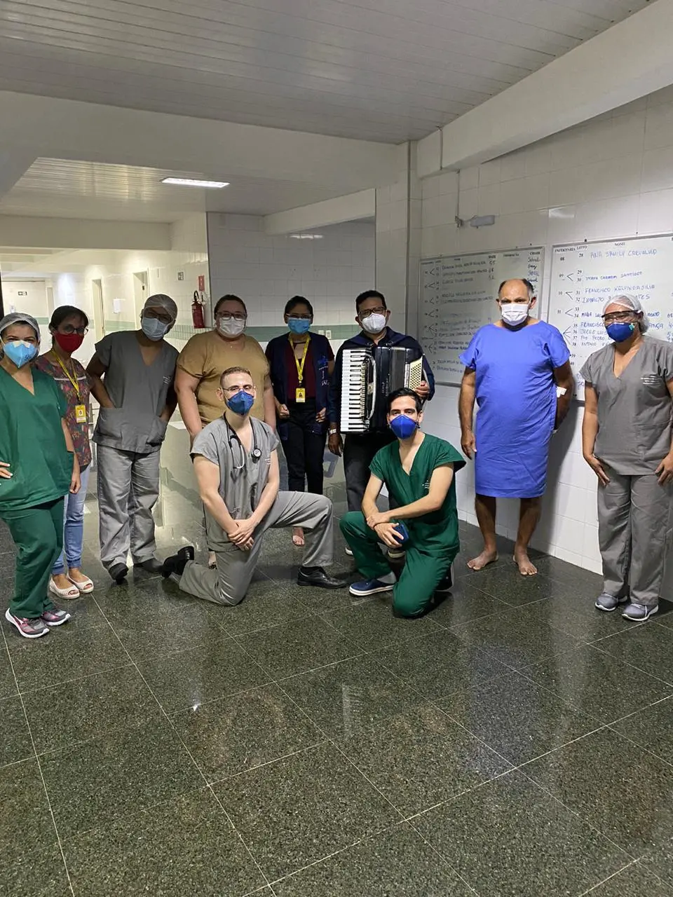 Sanfoneiro alegrou o ambiente no hospital em Sobral