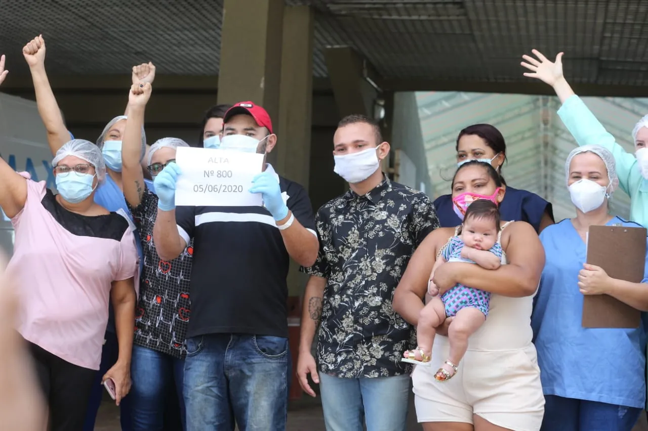 Profissionais de saúde e família do paciente 800 a se recuperar comemoraram a alta hospitalar.