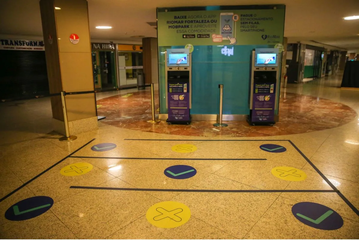 Marcação de fila, no shopping RioMar, respeitando o distanciamento recomendado para prevenção do contágio