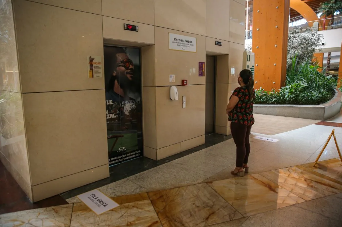 Pessoas terão de se acostumar com o uso mais ordenado do espaço no interior dos shoppings, a exemplo do deslocamento pelos elevadores