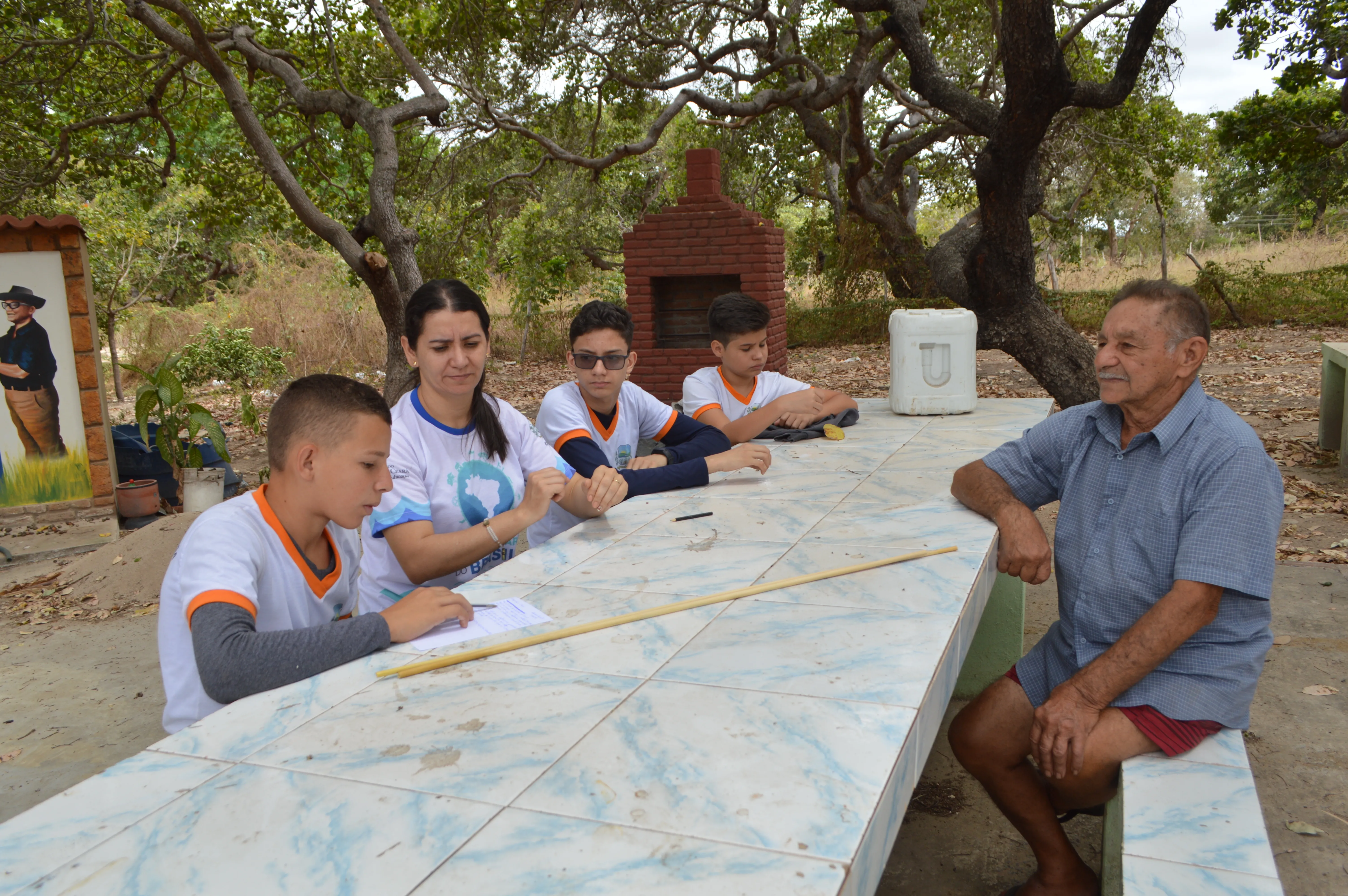 Durante três meses, a equipe desenvolveu pesquisas bibliográficas e de campo, além de entrevistas com produtores da região.