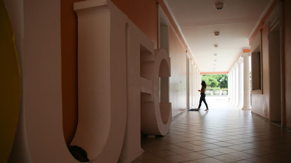 Fotografia do corredor vazio da Universidade Federal do Ceará durante isolamento social.