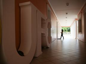 Fotografia do corredor vazio da Universidade Federal do Ceará durante isolamento social.