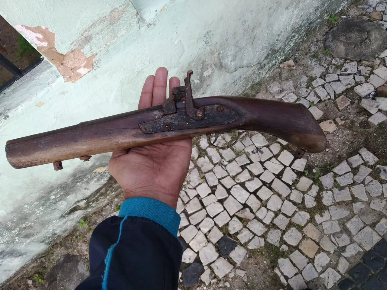 Arma apreendida pela polícia que teria sido utilizada pelo autor do crime