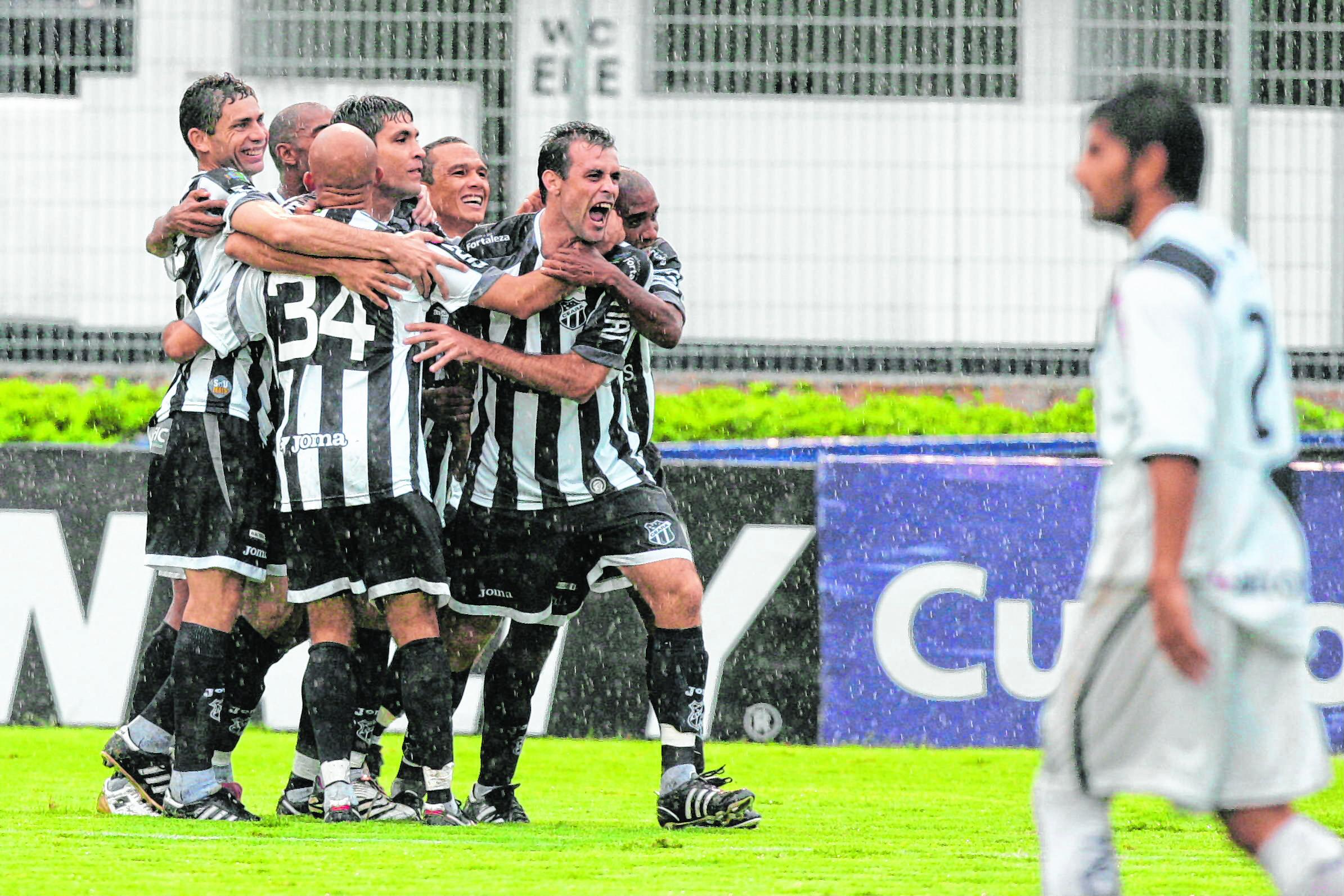 Zagueiro Fabrício, autor de um dos gols, comemora com os companheiros o acesso que estava próximo. Foto: Kiko Silva