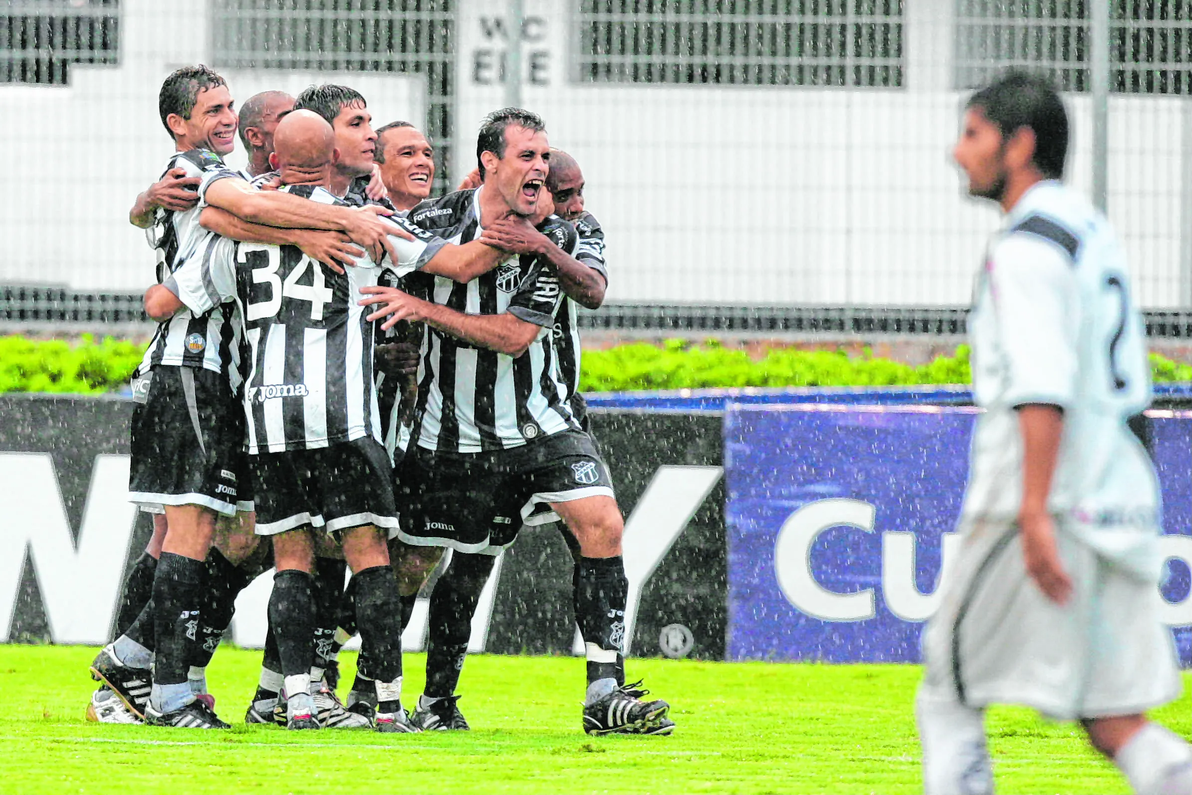 Zagueiro Fabrício, autor de um dos gols, comemora com os companheiros o acesso que estava próximo.