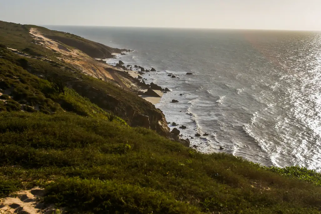 Foto mostra visão de cima da Praia da Malhada