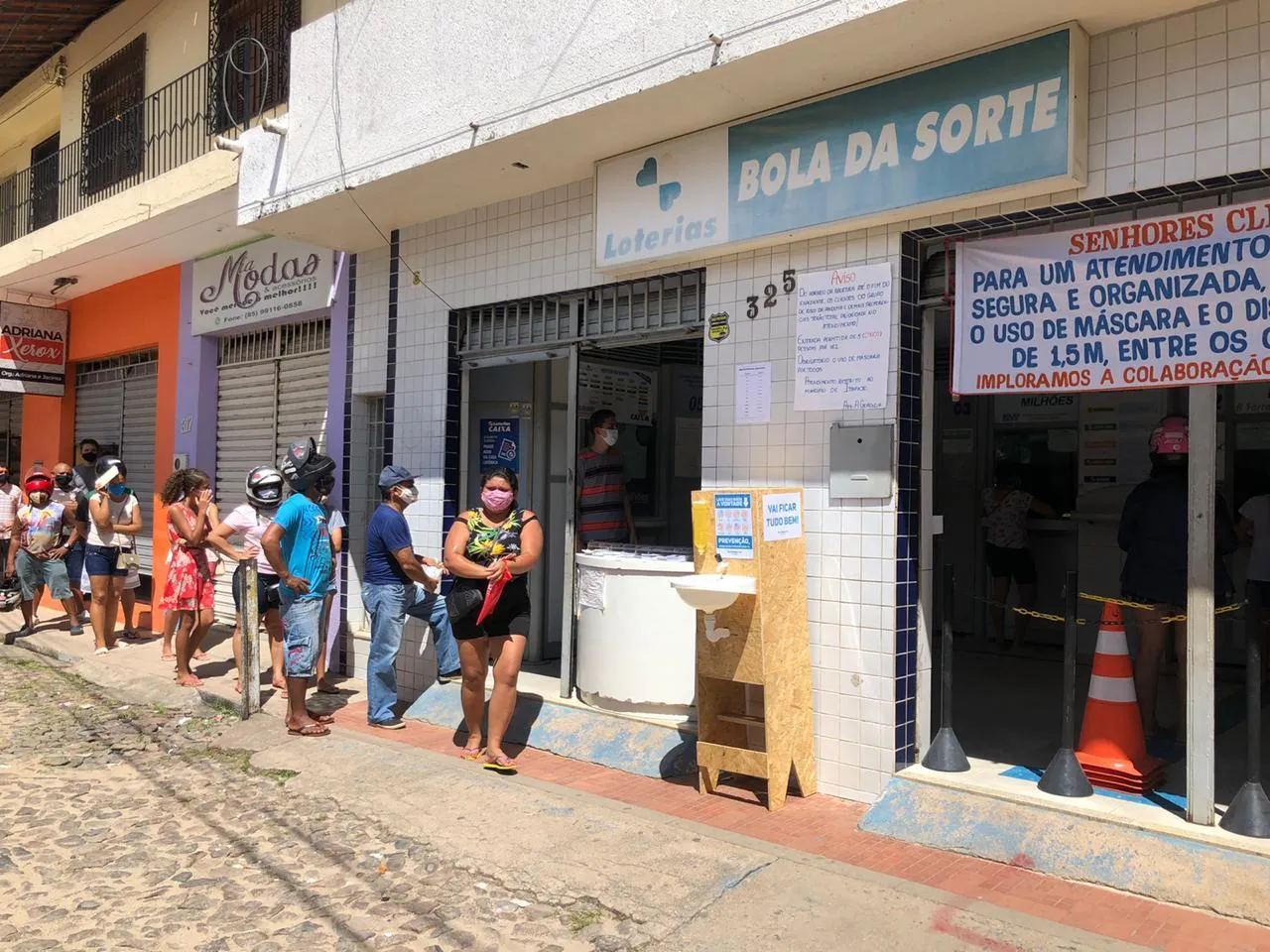 O projeto como um todo utilizou um total de 2 folhas de OSB - um tipo de madeira reciclada, que é uma alternativa sustentável e ecologicamente correta.
