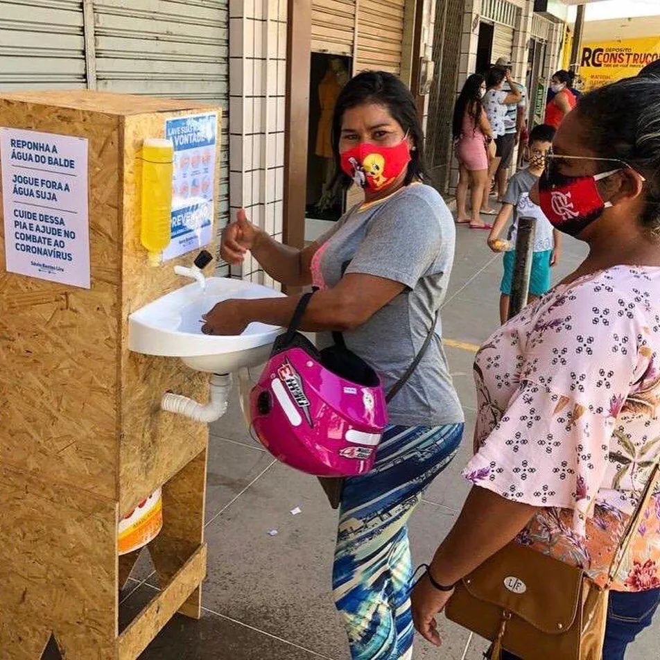 Comerciantes e moradores precisam colaborar com reposição da água usada, detergente e descarte da água suja.