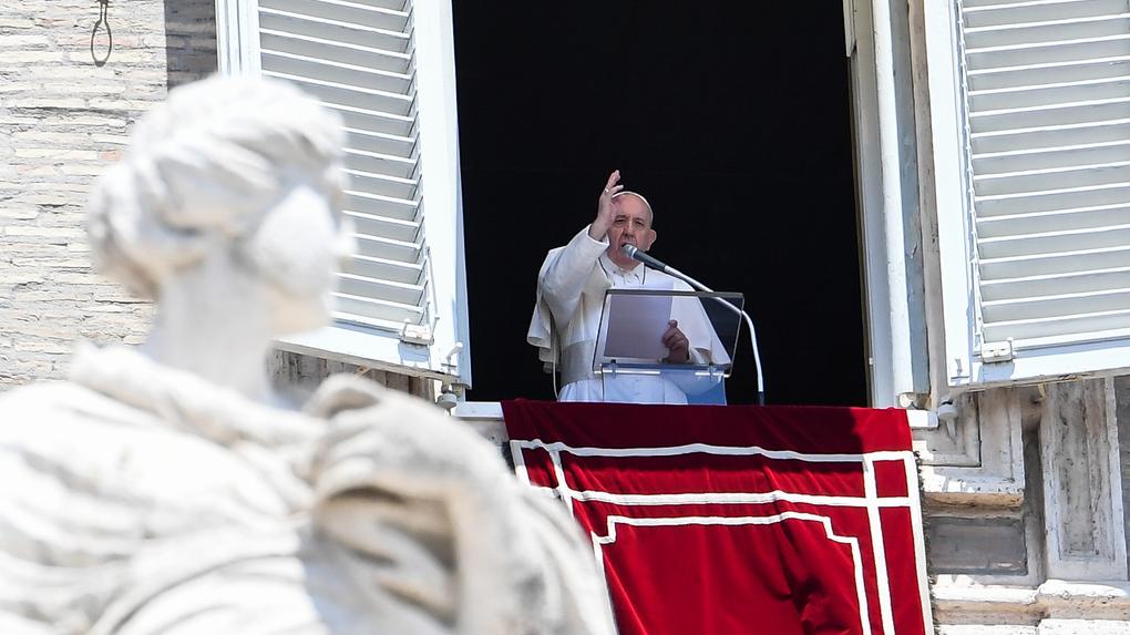 Papa Francisco fotografado durante celebração do ângelus na Praça São Pedro