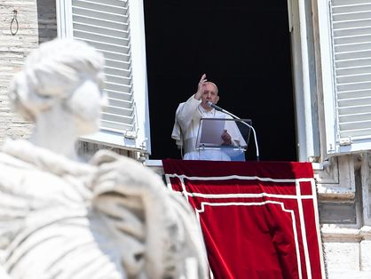 Papa Francisco fotografado durante celebração do ângelus na Praça São Pedro