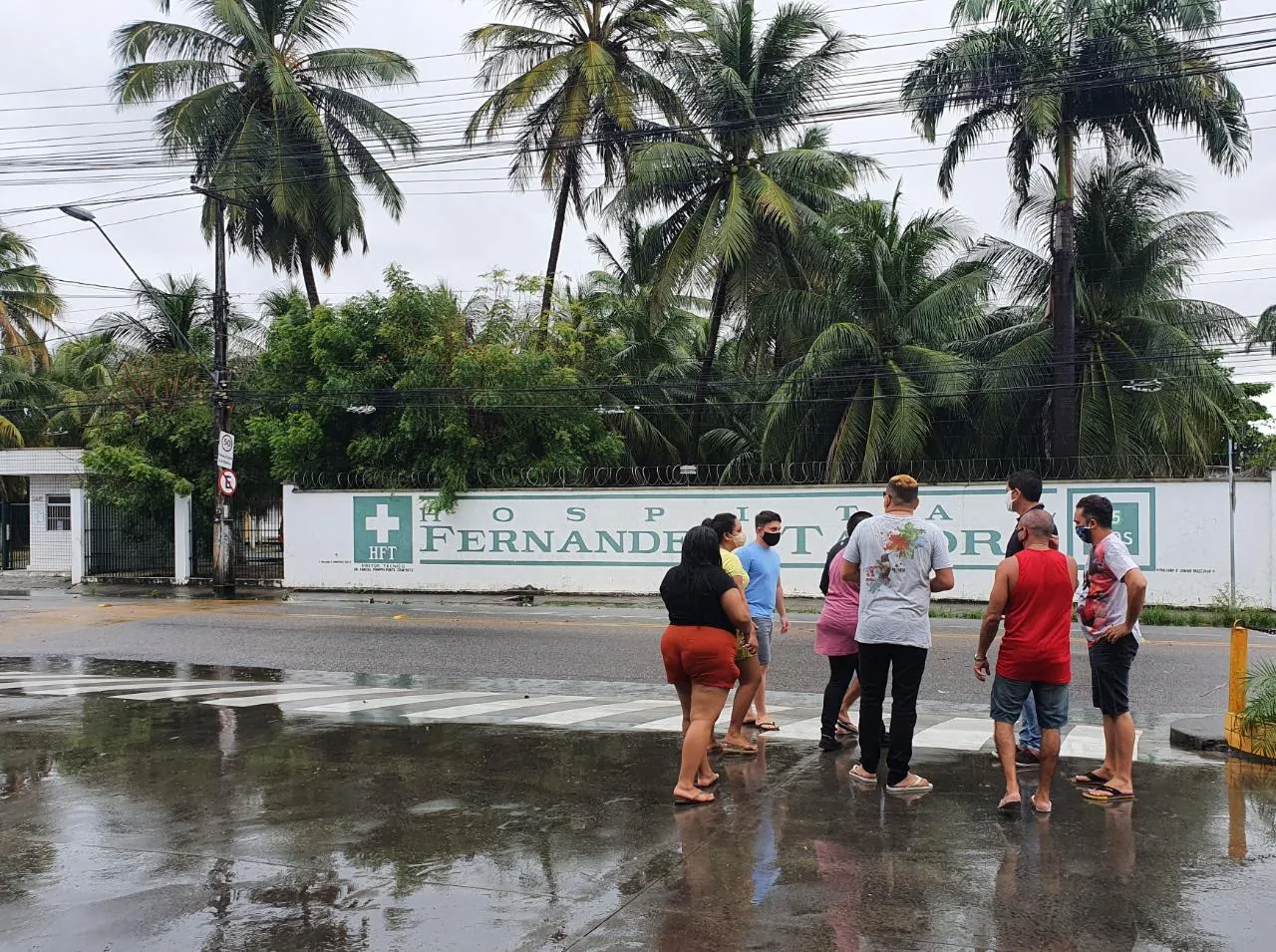 Familiares estiveram durante toda a manhã no hospital onde a idosa estava internada, em Fortaleza.