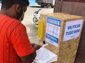 Voluntário instala pias portáteis em Itapajé