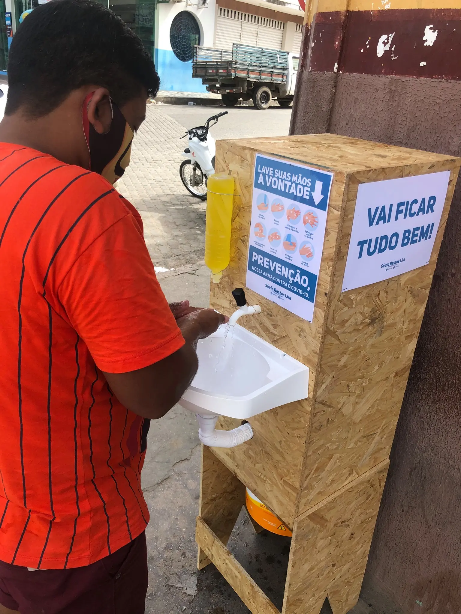 Voluntário instala pias portáteis em Itapajé