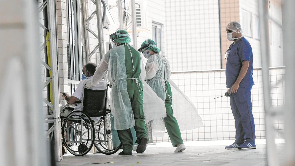 Pacientes dando entrada em hospital com suspeita de coronavírus